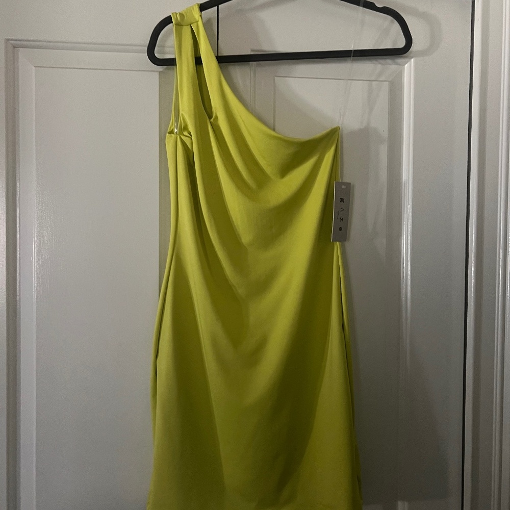 One shoulder mini yellow/green dress! Size medium! nwt